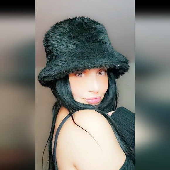 Faux fur bucket hat - Picture 2 of 7